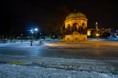 Sultanahmet Meydanı 'ndaki Alman Çeşmesi manzarası. Fıskiyenin adı Fontaine Guillaume, yani William Çeşmesi (Wilhelm)