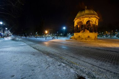 Sultanahmet Meydanı 'ndaki Alman Çeşmesi manzarası. Fıskiyenin adı Fontaine Guillaume, yani William Çeşmesi (Wilhelm)