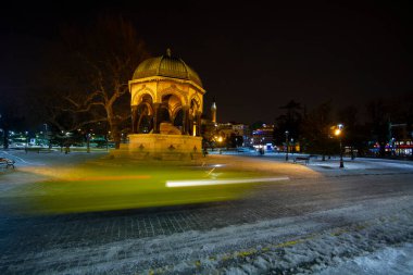 Sultanahmet Meydanı 'ndaki Alman Çeşmesi manzarası. Fıskiyenin adı Fontaine Guillaume, yani William Çeşmesi (Wilhelm)