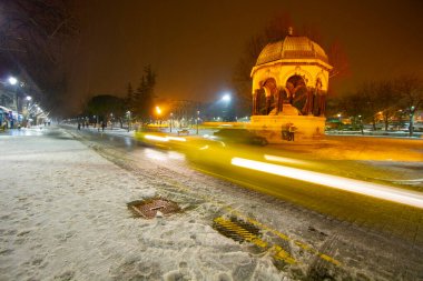 Sultanahmet Meydanı 'ndaki Alman Çeşmesi manzarası. Fıskiyenin adı Fontaine Guillaume, yani William Çeşmesi (Wilhelm)