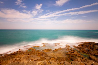 Karadeniz ve Shile kalesinin panoramik manzarası. Kalesi ile. Şato 'nun, Deniz fenerinin ve balıkçı limanının fotoğrafları.