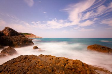 Karadeniz ve Shile kalesinin panoramik manzarası. Kalesi ile. Şato 'nun, Deniz fenerinin ve balıkçı limanının fotoğrafları.