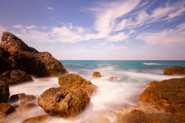 Karadeniz ve Shile kalesinin panoramik manzarası. Kalesi ile. Şato 'nun, Deniz fenerinin ve balıkçı limanının fotoğrafları.