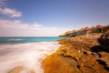 Karadeniz ve Shile kalesinin panoramik manzarası. Kalesi ile. Şato 'nun, Deniz fenerinin ve balıkçı limanının fotoğrafları.