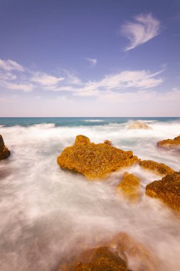 Karadeniz ve Shile kalesinin panoramik manzarası. Kalesi ile. Şato 'nun, Deniz fenerinin ve balıkçı limanının fotoğrafları.