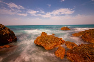 Karadeniz ve Shile kalesinin panoramik manzarası. Kalesi ile. Şato 'nun, Deniz fenerinin ve balıkçı limanının fotoğrafları.