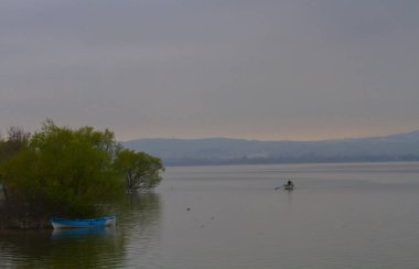 Uluabat Gölü (eski adı Apolyont Gölü) Bursa 'da büyük bir tatlı su gölüdür. Göl açısından hem plankton hem de hem su bitkileri, balık ve kuş popülasyonları Türkiye 'nin en zengin organizmalarından biridir.
