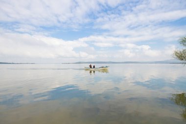 Uluabat Gölü (eski adı Apolyont Gölü) Bursa 'da büyük bir tatlı su gölüdür. Göl açısından hem plankton hem de hem su bitkileri, balık ve kuş popülasyonları Türkiye 'nin en zengin organizmalarından biridir.