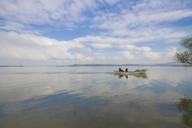 Uluabat Gölü (eski adı Apolyont Gölü) Bursa 'da büyük bir tatlı su gölüdür. Göl açısından hem plankton hem de hem su bitkileri, balık ve kuş popülasyonları Türkiye 'nin en zengin organizmalarından biridir.
