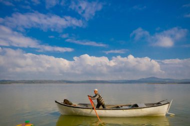 Glyaz, Bursa 'nın Nilfer ilçesine bağlı bir mahalle. Bursa-zmir otoyolunun 35. kilometresinden güneye döndüğünüzde 7 km içeride bulunan Glyaz, Uluabat Gölü kıyısında iki alçak tepenin bulunduğu küçük bir yarımadada inşa edilmiştir..