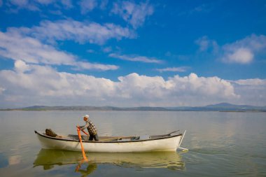 Glyaz, Bursa 'nın Nilfer ilçesine bağlı bir mahalle. Bursa-zmir otoyolunun 35. kilometresinden güneye döndüğünüzde 7 km içeride bulunan Glyaz, Uluabat Gölü kıyısında iki alçak tepenin bulunduğu küçük bir yarımadada inşa edilmiştir..