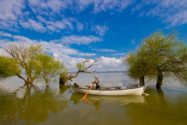 Glyaz, Bursa 'nın Nilfer ilçesine bağlı bir mahalle. Bursa-zmir otoyolunun 35. kilometresinden güneye döndüğünüzde 7 km içeride bulunan Glyaz, Uluabat Gölü kıyısında iki alçak tepenin bulunduğu küçük bir yarımadada inşa edilmiştir..