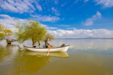 Glyaz, Bursa 'nın Nilfer ilçesine bağlı bir mahalle. Bursa-zmir otoyolunun 35. kilometresinden güneye döndüğünüzde 7 km içeride bulunan Glyaz, Uluabat Gölü kıyısında iki alçak tepenin bulunduğu küçük bir yarımadada inşa edilmiştir..