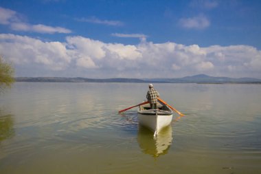 Glyaz, Bursa 'nın Nilfer ilçesine bağlı bir mahalle. Bursa-zmir otoyolunun 35. kilometresinden güneye döndüğünüzde 7 km içeride bulunan Glyaz, Uluabat Gölü kıyısında iki alçak tepenin bulunduğu küçük bir yarımadada inşa edilmiştir..