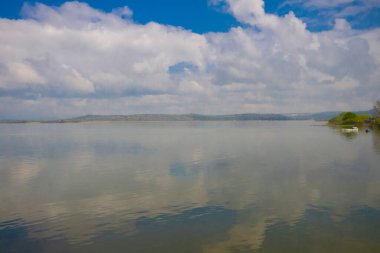 Glyaz, Bursa 'nın Nilfer ilçesine bağlı bir mahalle. Bursa-zmir otoyolunun 35. kilometresinden güneye döndüğünüzde 7 km içeride bulunan Glyaz, Uluabat Gölü kıyısında iki alçak tepenin bulunduğu küçük bir yarımadada inşa edilmiştir..