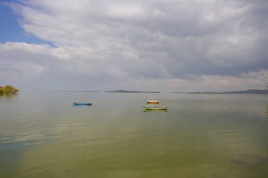 Glyaz, Bursa 'nın Nilfer ilçesine bağlı bir mahalle. Bursa-zmir otoyolunun 35. kilometresinden güneye döndüğünüzde 7 km içeride bulunan Glyaz, Uluabat Gölü kıyısında iki alçak tepenin bulunduğu küçük bir yarımadada inşa edilmiştir..