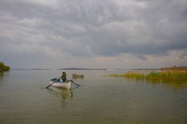 Glyaz, Bursa 'nın Nilfer ilçesine bağlı bir mahalle. Bursa-zmir otoyolunun 35. kilometresinden güneye döndüğünüzde 7 km içeride bulunan Glyaz, Uluabat Gölü kıyısında iki alçak tepenin bulunduğu küçük bir yarımadada inşa edilmiştir..