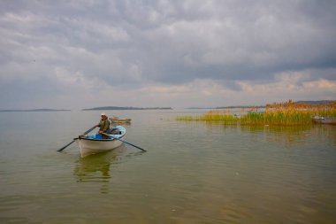 Glyaz, Bursa 'nın Nilfer ilçesine bağlı bir mahalle. Bursa-zmir otoyolunun 35. kilometresinden güneye döndüğünüzde 7 km içeride bulunan Glyaz, Uluabat Gölü kıyısında iki alçak tepenin bulunduğu küçük bir yarımadada inşa edilmiştir..