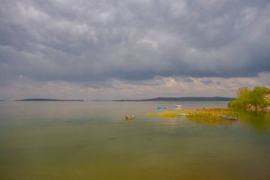 Glyaz, Bursa 'nın Nilfer ilçesine bağlı bir mahalle. Bursa-zmir otoyolunun 35. kilometresinden güneye döndüğünüzde 7 km içeride bulunan Glyaz, Uluabat Gölü kıyısında iki alçak tepenin bulunduğu küçük bir yarımadada inşa edilmiştir..