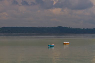 Glyaz, Bursa 'nın Nilfer ilçesine bağlı bir mahalle. Bursa-zmir otoyolunun 35. kilometresinden güneye döndüğünüzde 7 km içeride bulunan Glyaz, Uluabat Gölü kıyısında iki alçak tepenin bulunduğu küçük bir yarımadada inşa edilmiştir..