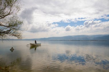 Glyaz, Bursa 'nın Nilfer ilçesine bağlı bir mahalle. Bursa-zmir otoyolunun 35. kilometresinden güneye döndüğünüzde 7 km içeride bulunan Glyaz, Uluabat Gölü kıyısında iki alçak tepenin bulunduğu küçük bir yarımadada inşa edilmiştir..