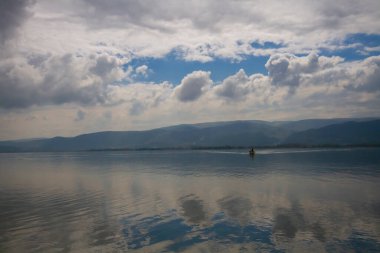 Glyaz, Bursa 'nın Nilfer ilçesine bağlı bir mahalle. Bursa-zmir otoyolunun 35. kilometresinden güneye döndüğünüzde 7 km içeride bulunan Glyaz, Uluabat Gölü kıyısında iki alçak tepenin bulunduğu küçük bir yarımadada inşa edilmiştir..