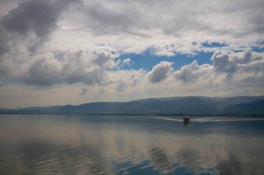 Glyaz, Bursa 'nın Nilfer ilçesine bağlı bir mahalle. Bursa-zmir otoyolunun 35. kilometresinden güneye döndüğünüzde 7 km içeride bulunan Glyaz, Uluabat Gölü kıyısında iki alçak tepenin bulunduğu küçük bir yarımadada inşa edilmiştir..