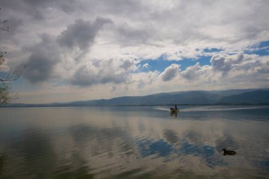 Glyaz, Bursa 'nın Nilfer ilçesine bağlı bir mahalle. Bursa-zmir otoyolunun 35. kilometresinden güneye döndüğünüzde 7 km içeride bulunan Glyaz, Uluabat Gölü kıyısında iki alçak tepenin bulunduğu küçük bir yarımadada inşa edilmiştir..
