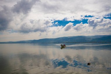 Glyaz, Bursa 'nın Nilfer ilçesine bağlı bir mahalle. Bursa-zmir otoyolunun 35. kilometresinden güneye döndüğünüzde 7 km içeride bulunan Glyaz, Uluabat Gölü kıyısında iki alçak tepenin bulunduğu küçük bir yarımadada inşa edilmiştir..