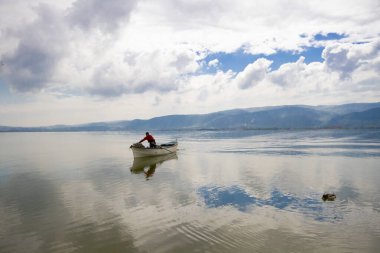 Glyaz, Bursa 'nın Nilfer ilçesine bağlı bir mahalle. Bursa-zmir otoyolunun 35. kilometresinden güneye döndüğünüzde 7 km içeride bulunan Glyaz, Uluabat Gölü kıyısında iki alçak tepenin bulunduğu küçük bir yarımadada inşa edilmiştir..