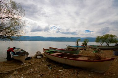 Glyaz, Bursa 'nın Nilfer ilçesine bağlı bir mahalle. Bursa-zmir otoyolunun 35. kilometresinden güneye döndüğünüzde 7 km içeride bulunan Glyaz, Uluabat Gölü kıyısında iki alçak tepenin bulunduğu küçük bir yarımadada inşa edilmiştir..