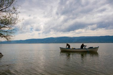Glyaz, Bursa 'nın Nilfer ilçesine bağlı bir mahalle. Bursa-zmir otoyolunun 35. kilometresinden güneye döndüğünüzde 7 km içeride bulunan Glyaz, Uluabat Gölü kıyısında iki alçak tepenin bulunduğu küçük bir yarımadada inşa edilmiştir..
