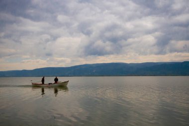 Uluabat Gölü (eski adı Apolyont Gölü) Bursa 'da büyük bir tatlı su gölüdür. Göl açısından hem plankton hem de hem su bitkileri, balık ve kuş popülasyonları Türkiye 'nin en zengin organizmalarından biridir.