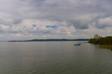 Uluabat Gölü (eski adı Apolyont Gölü) Bursa 'da büyük bir tatlı su gölüdür. Göl açısından hem plankton hem de hem su bitkileri, balık ve kuş popülasyonları Türkiye 'nin en zengin organizmalarından biridir.