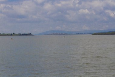 Uluabat Gölü (eski adı Apolyont Gölü) Bursa 'da büyük bir tatlı su gölüdür. Göl açısından hem plankton hem de hem su bitkileri, balık ve kuş popülasyonları Türkiye 'nin en zengin organizmalarından biridir.