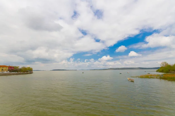 ウルアバット湖 Uluabat Lake 旧アポヨーント湖 ブルサ島の大規模な淡水湖である 湖の面で水生植物魚鳥の両方の個体群はトルコで最も豊かなものの一つです — ストック写真