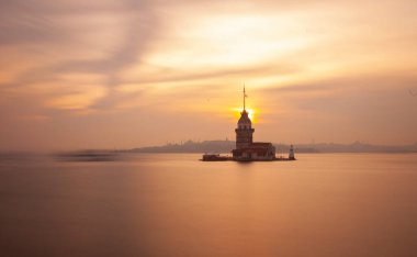 İstanbul Boğazı 'nda gün batımı ve bakire kulesi.