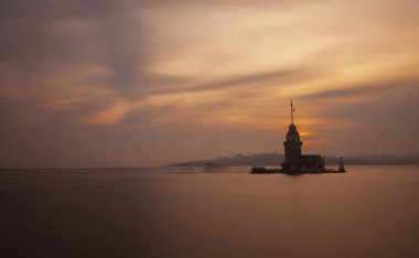 İstanbul Boğazı 'nda gün batımı ve bakire kulesi.