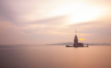 İstanbul Boğazı 'nda gün batımı ve bakire kulesi.