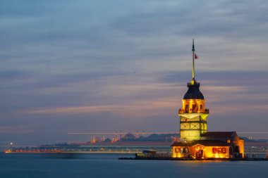 İstanbul Boğazı 'nda gün batımı ve bakire kulesi.