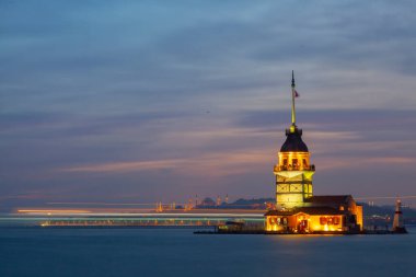 İstanbul Boğazı 'nda gün batımı ve bakire kulesi.