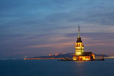 İstanbul Boğazı 'nda gün batımı ve bakire kulesi.