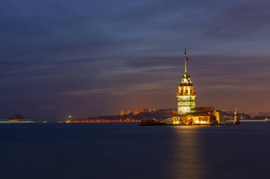 İstanbul Boğazı 'nda gün batımı ve bakire kulesi.