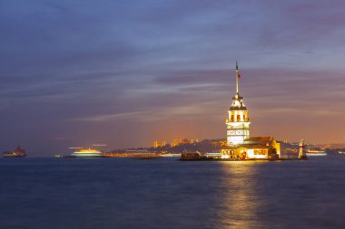 İstanbul Boğazı 'nda gün batımı ve bakire kulesi.