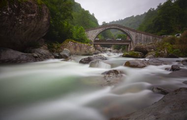 Artvin Arhavi çift kemerli köprüler Cifte kopruler olarak bilinen doğal orman ve mavi gökyüzü arka planı.