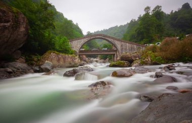 Artvin Arhavi çift kemerli köprüler Cifte kopruler olarak bilinen doğal orman ve mavi gökyüzü arka planı.