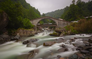 Artvin Arhavi çift kemerli köprüler Cifte kopruler olarak bilinen doğal orman ve mavi gökyüzü arka planı.
