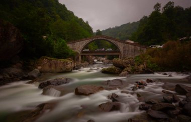 Artvin Arhavi çift kemerli köprüler Cifte kopruler olarak bilinen doğal orman ve mavi gökyüzü arka planı.