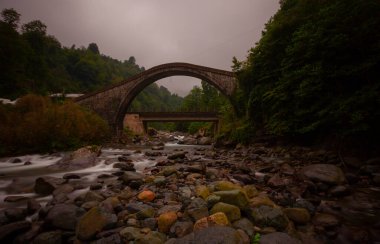 Artvin Arhavi çift kemerli köprüler Cifte kopruler olarak bilinen doğal orman ve mavi gökyüzü arka planı.