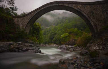 Artvin Arhavi çift kemerli köprüler Cifte kopruler olarak bilinen doğal orman ve mavi gökyüzü arka planı.